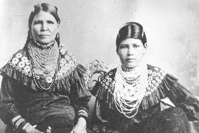 photo of two Lenape women from early 1900s